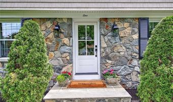 1 Cheshire Dr, Barrington, RI 02806