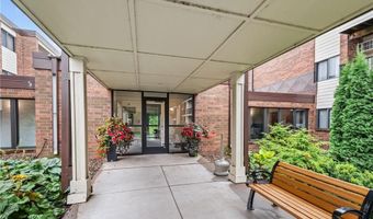 4 Pine Tree Dr 223, Arden Hills, MN 55112