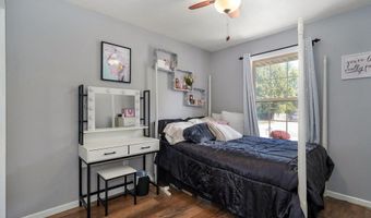 1813 Edgewood Dr, Aurora, MO 65605