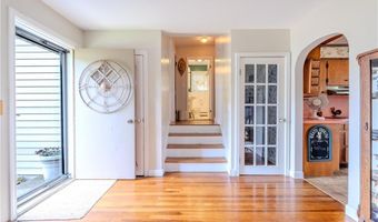 8 Spruce Ave, Middletown, RI 02842