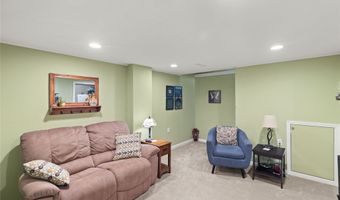 2242 Camelot Ct, Altoona, IA 50009