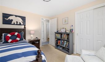 8 SCHOOL HOUSE Rd, Narragansett, RI 02882