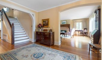 13 Serpentine Dr, Middletown, NJ 07748