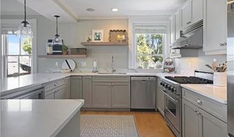 423 Hope St D, Bristol, RI 02809