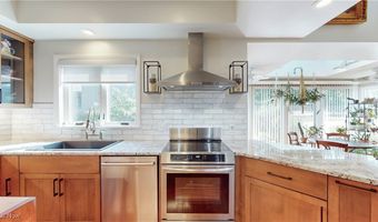 563 E Acadia Pt, Aurora, OH 44202