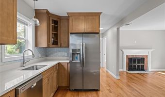 20 Maple Ct, Hopkinton, RI 02804