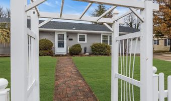 496 Apple Valley Dr, Belford, NJ 07718