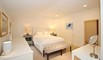 215 Coggeshall Ave, Newport, RI 02840