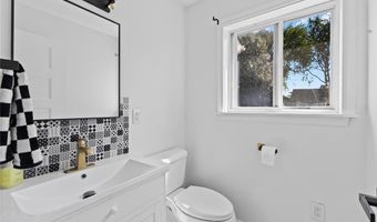 10 J H Dwyer Dr, Middletown, RI 02842