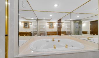 2042 W Spring Ridge Dr, Arlington Heights, IL 60004