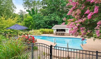 6 Sleepy Hollow Ct, Allentown, NJ 08501