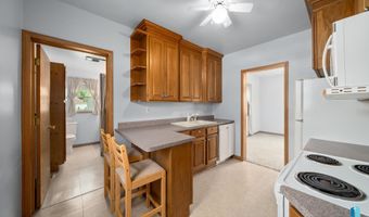 412 S 1st Ave, Brandon, SD 57005
