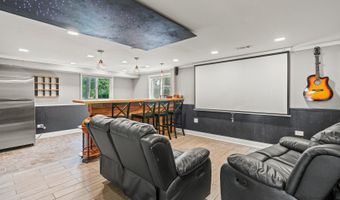 330 N Country Club Dr, Addison, IL 60101