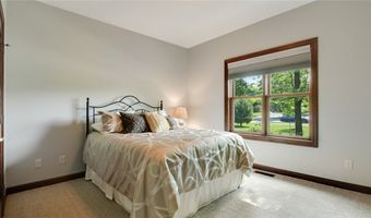904 Timber View Dr, Altoona, WI 54720