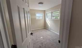 32 Penndale Dr, Amityville, NY 11701