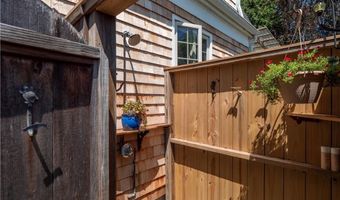 7 Boulevard E, Middletown, RI 02842