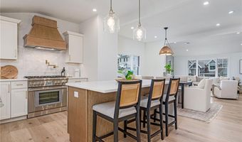 8 Kerins Ter, Newport, RI 02840