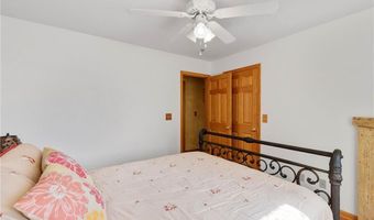 15733 Pine Cir, Basehor, KS 66007