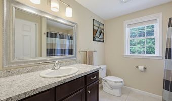 5 County St, Berkley, MA 02779