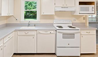 9 Whitewood Rd, Clinton, CT 06413
