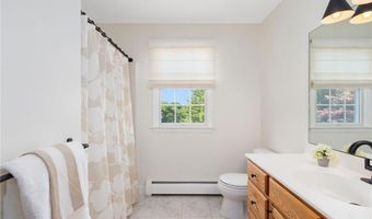 220 Island Dr, Middletown, RI 02842