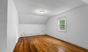 8 North Dr, Middletown, RI 02842