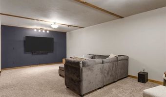 149 Country Club Ct, Anamosa, IA 52205