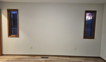 806 E Springfield St, Aurora, MO 65605