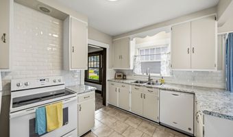 425 N 9th St, Adel, IA 50003