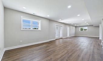 126 Woodland Hills Ct, Alton, IL 62002