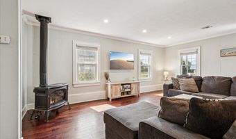 77 Drift Rd, Belford, NJ 07718