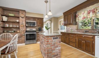 16 Iron Gate Ln, Cromwell, CT 06416