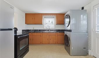 29 Rosedale Dr, Bristol, RI 02809