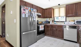 35 Sycamore Dr, Cranston, RI 02921