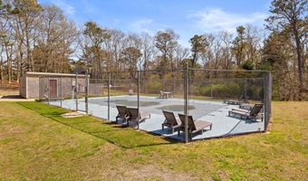 2 Roundhouse Rd 2, Bourne, MA 02532