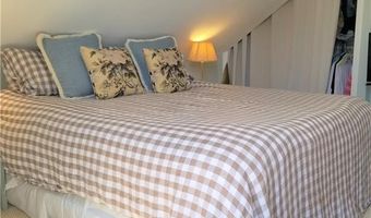 19 Stockholm St, Newport, RI 02840