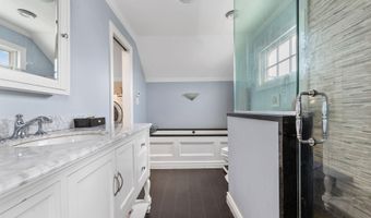 25 Meadow Ln, Amityville, NY 11701