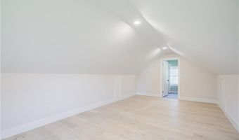 556 E Main Rd, Middletown, RI 02842