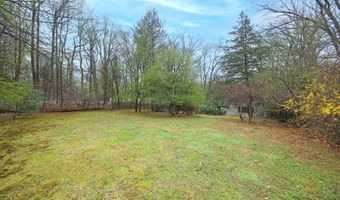 222 Red Hill Rd, Middletown, NJ 07748