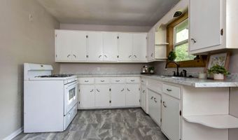 308 S Rinker Ave, Aurora, MO 65605