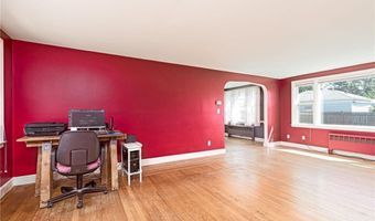 8 Somerset Rd, Cranston, RI 02910