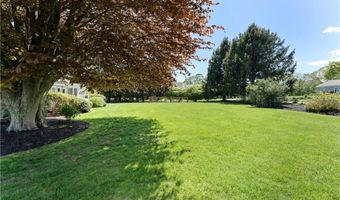 75 N Cliff Dr, Narragansett, RI 02882