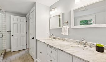 43 Lakeside Dr, Falmouth, ME 04105