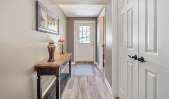 35 Shinnecock Hills Dr, Albany, NY 12205