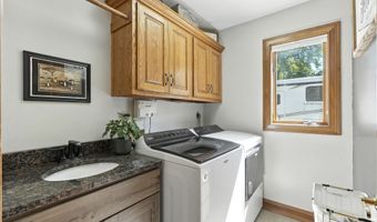102 Greenhurst Ct, Auburn, IN 46706