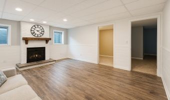 643 Kingsbury Ct, Algonquin, IL 60102