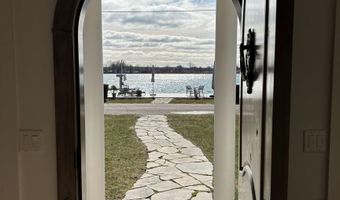 206 Edgewater Dr, Algonac, MI 48001