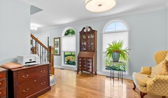 18 Woodland Hills Ct, Alton, IL 62002