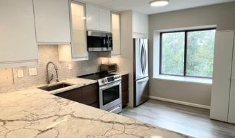 118 ROBERTS Ln 300, Alexandria, VA 22314