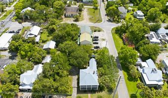 128 4th St, Apalachicola, FL 32320